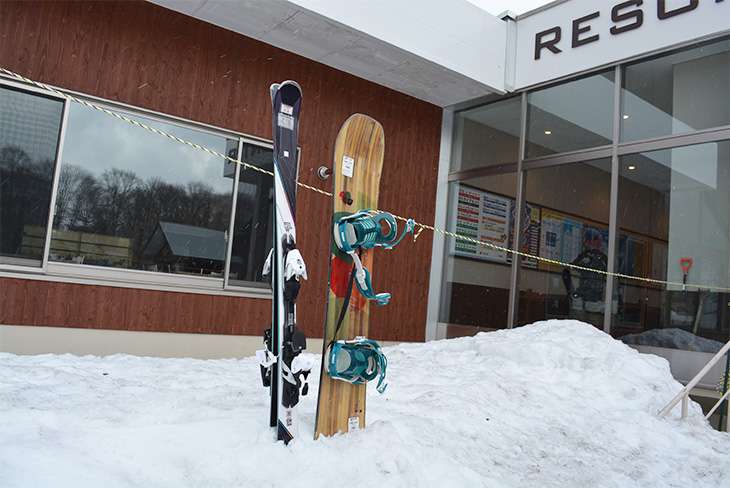 How To Handle Skis And Snowboards During Breaks Japan Ski Guide