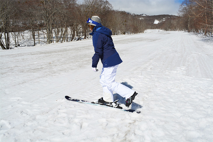 Put the ski on just one foot to get used to it - Japan Ski Guide