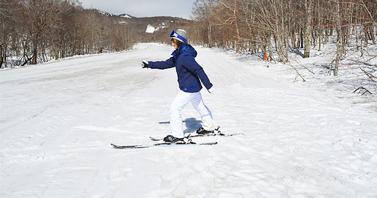Mooi Wild Abstractie Put the skis on both feet and walk, sliding your skis forward - Japan Ski  Guide