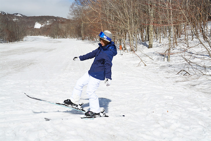 Put the skis on both feet walk, sliding your skis forward - Japan Ski Guide