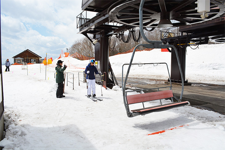 Here's How to Get On & Off the Ski Lift